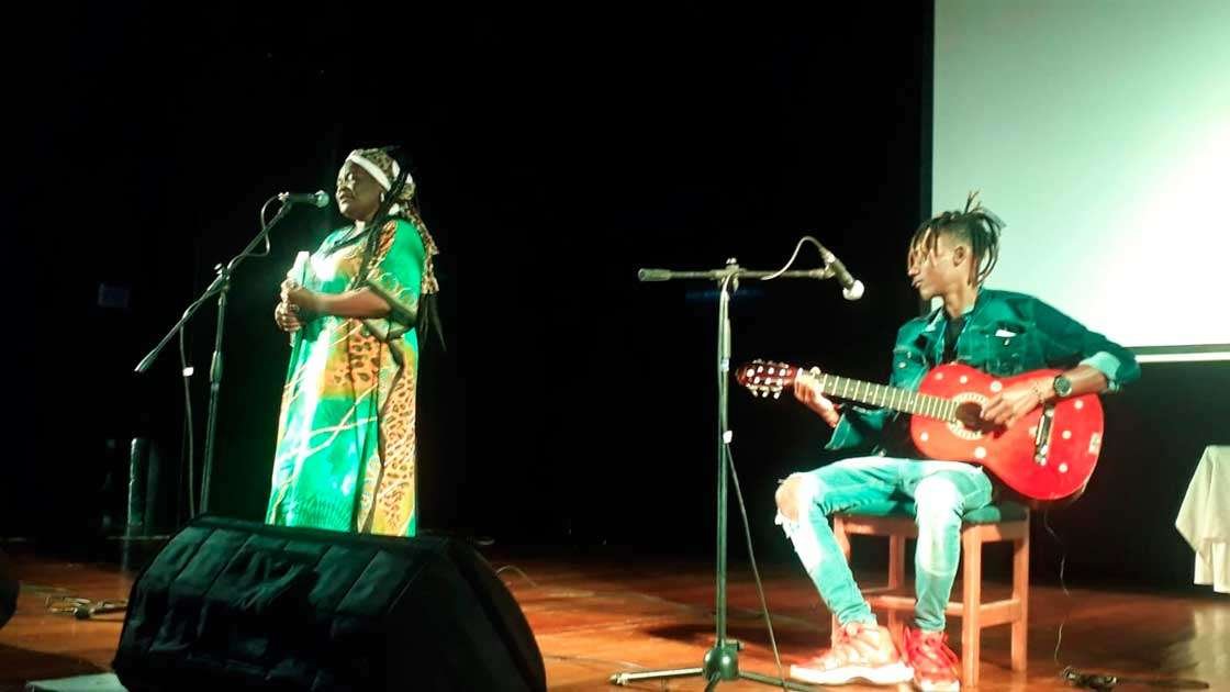Una mujer afro realiza una presentación musical para el Día Internacional de la Mujer en Cali.