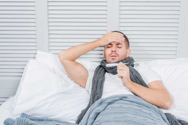 Hombre joven en cama enfermo