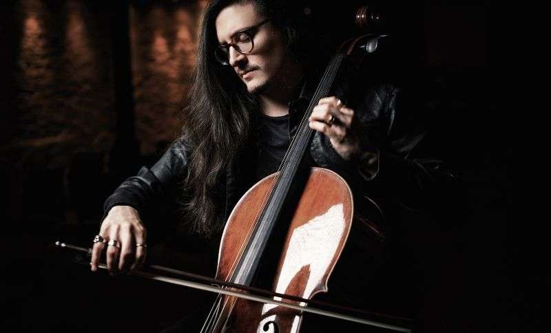 Santiago Canon Valencia, musico colombiano, tocando el violonchelo