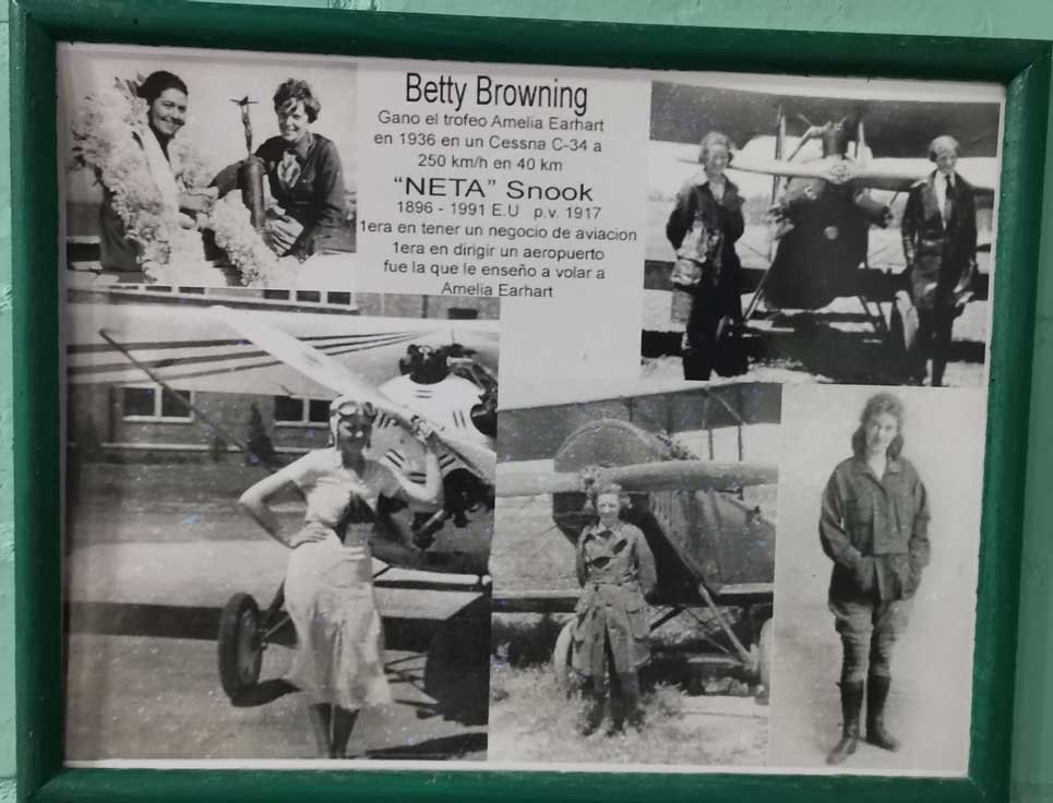 Un cuadro con las fotos de las aviadoras Betty Browning y Amelia Earhart, mujeres que inspiran.