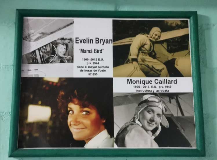 Cuadro con las foto en blanco y negro de las aviadoras Evelin Byan y Monique Caillard.