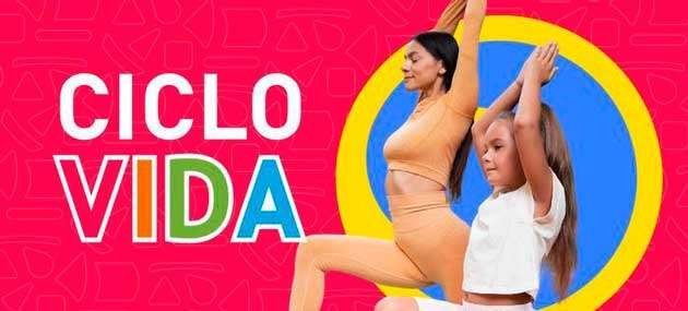 Una mujer y su hija hacen ejercicio de estiramiento. Esta es una de las actividades que harán las mamás durante la Ciclovida donde les rendirán homenaje.