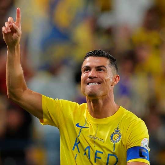 El futbolista Cristiano Ronaldo celebrando, tras anotar un gol en un partido. Él encabeza la lista de los deportistas mejor pagados del mundo.