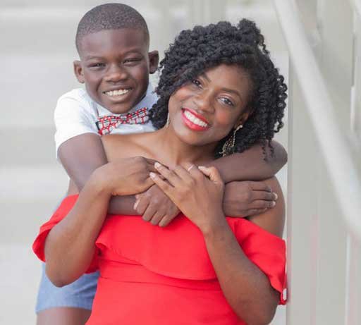 Un niño abraza a su mamá. Día de la Madre.