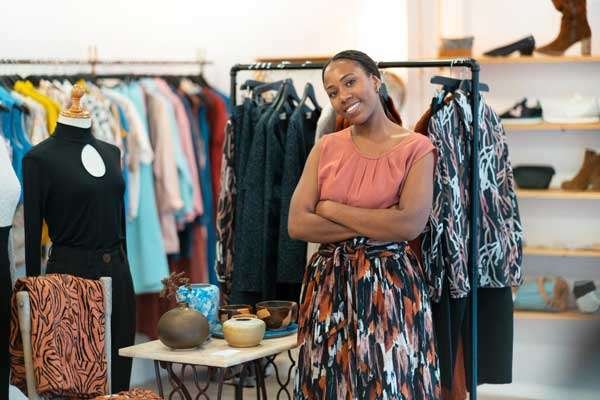 Mujer emprendedora, de pie en su negocio