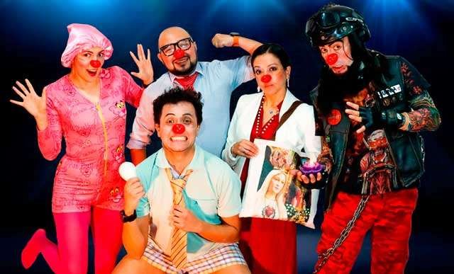 Miembros de la obra teatral Humanamente Payasos posando. Ellos se van a presentar para celebrar el Día de la Madre.