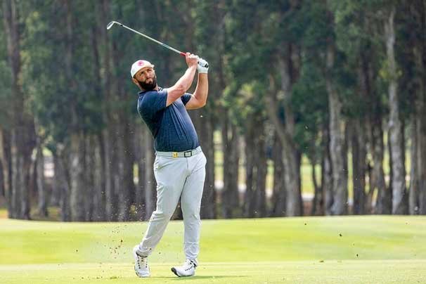 Jon Rahm. golfista español, jugando en el campo. Él es el segundo deportista mejor pagado del mundo,