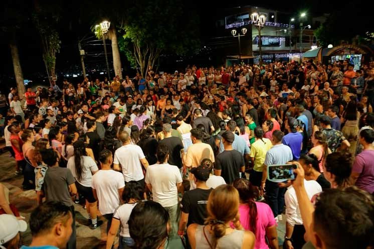 reunión masiva de personas en el parque artesanal Loma de la Cruz, en Cali, Colombia