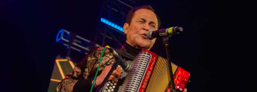 Cantante de vallenato Alfredo Gutiérrez, cantando. Él se presentará en el Festival Vallenato al Parque para celebrar los cumpleaños de Bogotá.