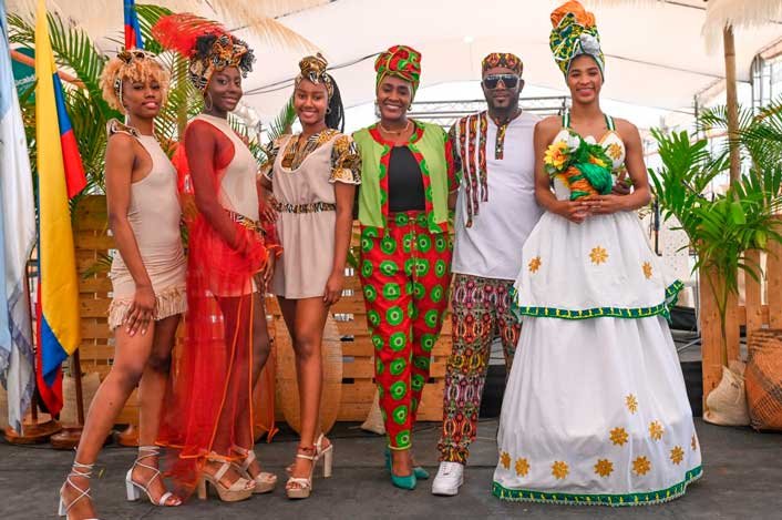 Modelos afro colombianos muestras los diseños de moda durante la presentación del Festival de Música Petronio Álvarez en Cali.