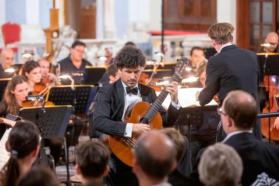 Pablo Sáinz-Villegas, guitarrista español de música clásica en concierto. Se presentará en el Teatro Municipal de Cali.