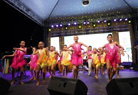 Jóvenes bailarines de salsa en tarima. Evento cultural de Cali.