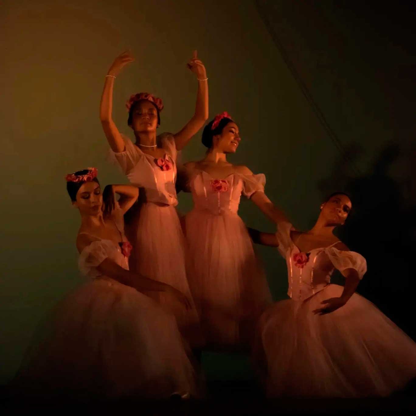 Bailarines de ballet en la obra Vamos a Danzar: La historia del ballet, que hace parte de la agenda cultural de Cali, en el Teatro Municipal.