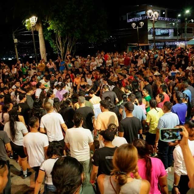 Muchas personas reunidas en los eventos culturales en el parque artesanal Loma de la Cruz, en Cali.