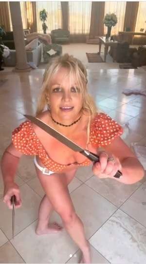 Britney Spears baila con cuchillos