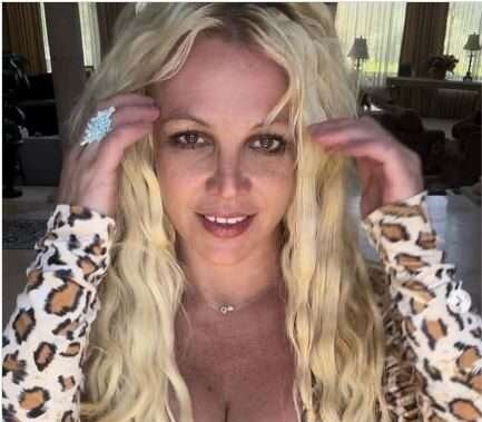Britney Spears causa revuelo por video bailando con cuchillos