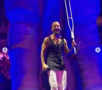 A Maluma le arrojaron una muleta y la atrapó en el aire