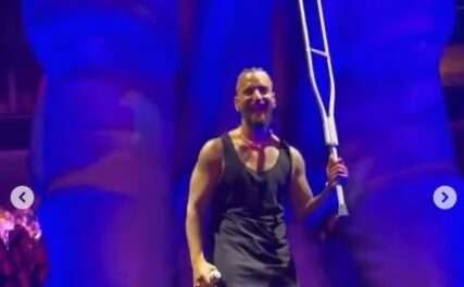 A Maluma le arrojaron una muleta y la atrapó en el aire