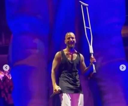 A Maluma le arrojaron una muleta y la atrapó en el aire