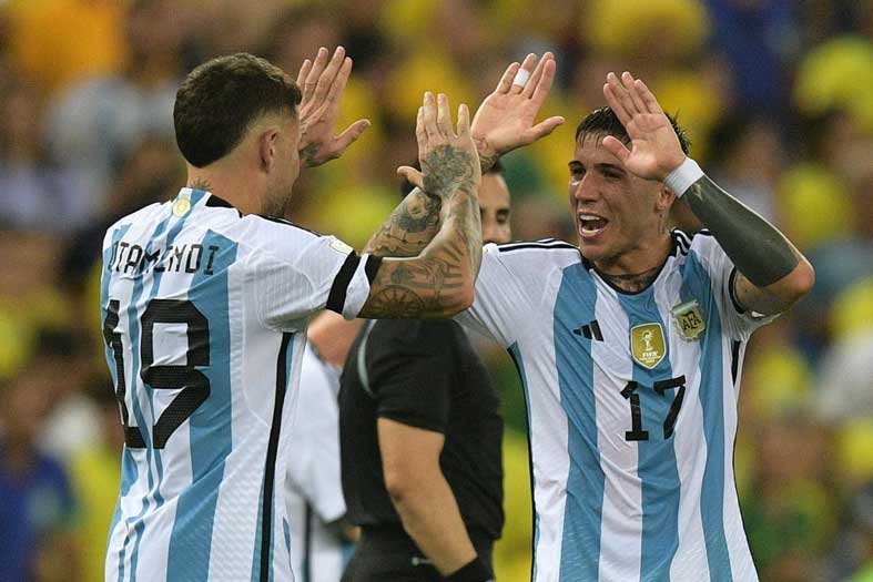El jugador argentino Nicolás Otamendi celebra con su compañero el gol con el que Argentina se impuso a Brasil en la fecha 6 de las Eliminatorias al Mundial 2026.