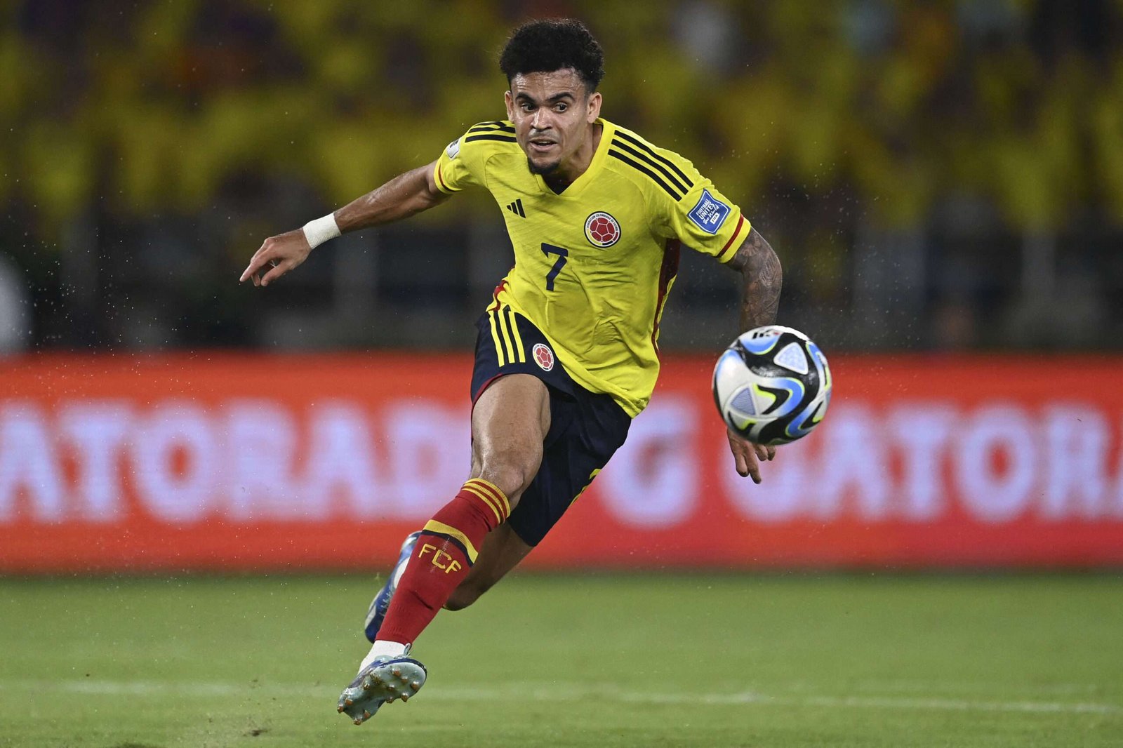El jugador colombiano Luis Díaz, dominando el balón durante el partido disputado contra Brasil, en la fecha 5 de las Eliminatorias al Mundial 2026.