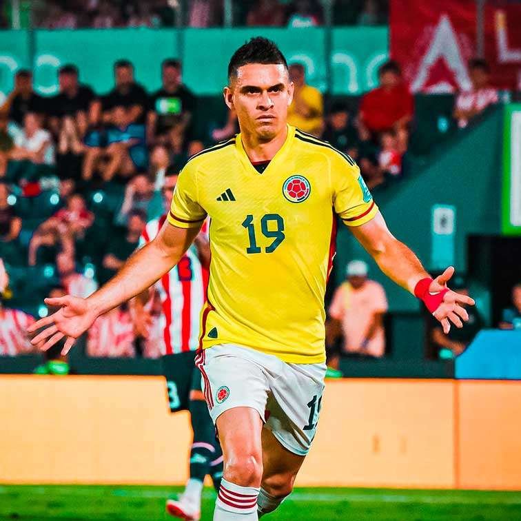 El jugador colombiano Rafael Santos Borré celebra el gol que le dio la victoria a la selección Colombia sobre Paraguay, en la fecha 6 de las Eliminatorias al Mundial 2026.