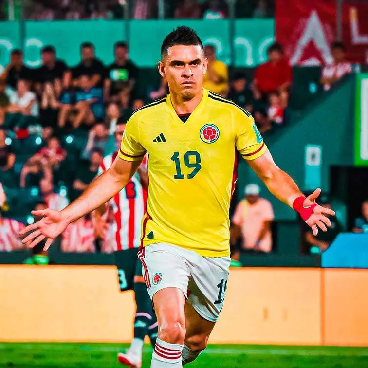 El jugador colombiano Rafael Santos Borré celebra el gol que le dio la victoria a la selección Colombia sobre Paraguay, en la fecha 6 de las Eliminatorias al Mundial 2026.