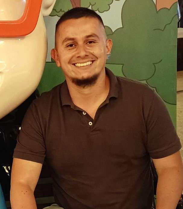 John Byron, el artista que creó la exposición Bendecidas en Bogotá.