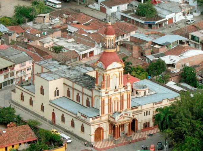 Imagen del parque principal del municipio de Candelaria, Valle del Cauca.