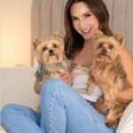 Carmen Villalobos cargando a sus queridas mascotas, dos perros raza yorkshire terriers.