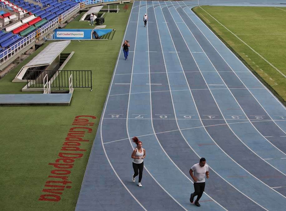 Personas haciendo uso de la pista atlética del Estadio Olímpico Pascual Guerrero de la ciudad de Cali, Colombia.