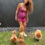 Greeicy Rendón junto a uno de sus perros.