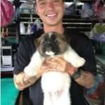 El cantan colombiano J Balvin sostiene a su perro Enzo, cuando era cachorro.