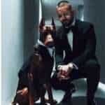 Maluma junto a 'Buda', uno de sus cuatro perros.