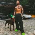 Maluma y su perro 'Buda', un dóberman europeo rojo.