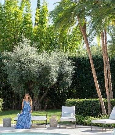 Sofía Vergara, famosa actriz colombiana, posa en la piscina de su mansión en Los Ángeles, Estados Unidos.
