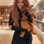 Shakira cargando a su querido perro 'Teddy'.