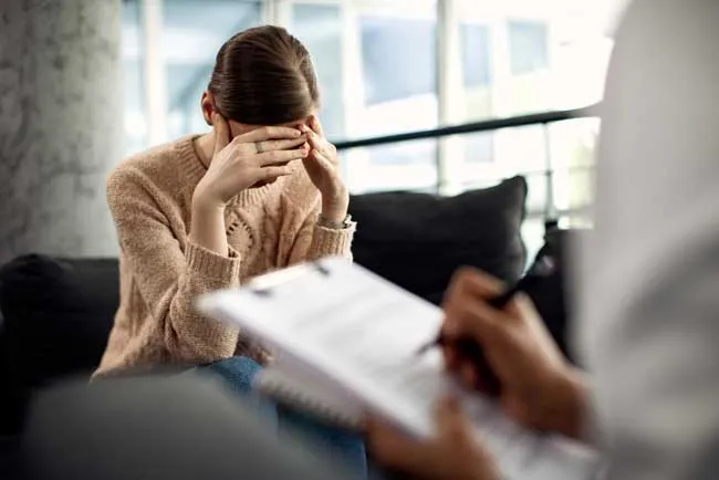 Una mujer en una consulta psicológica.