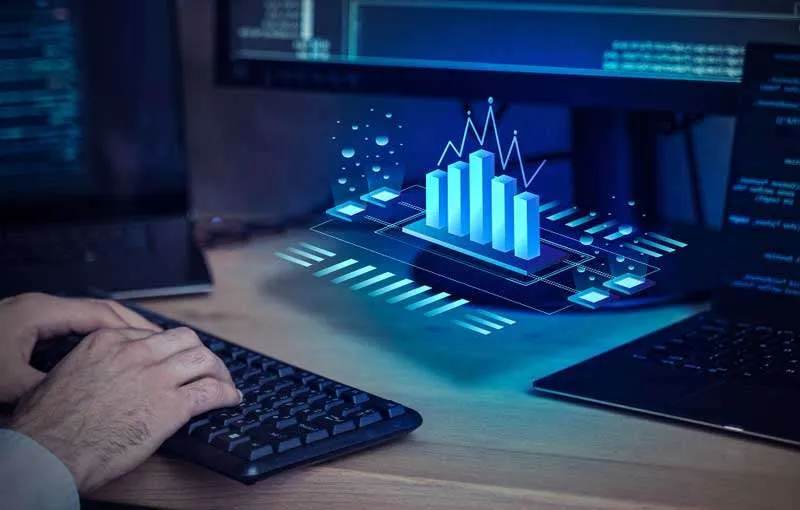 Las manos de un hombre en el teclado de un computador