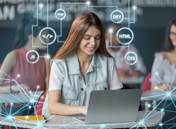 Una joven mujer estudia un curso de habilidades digitales.