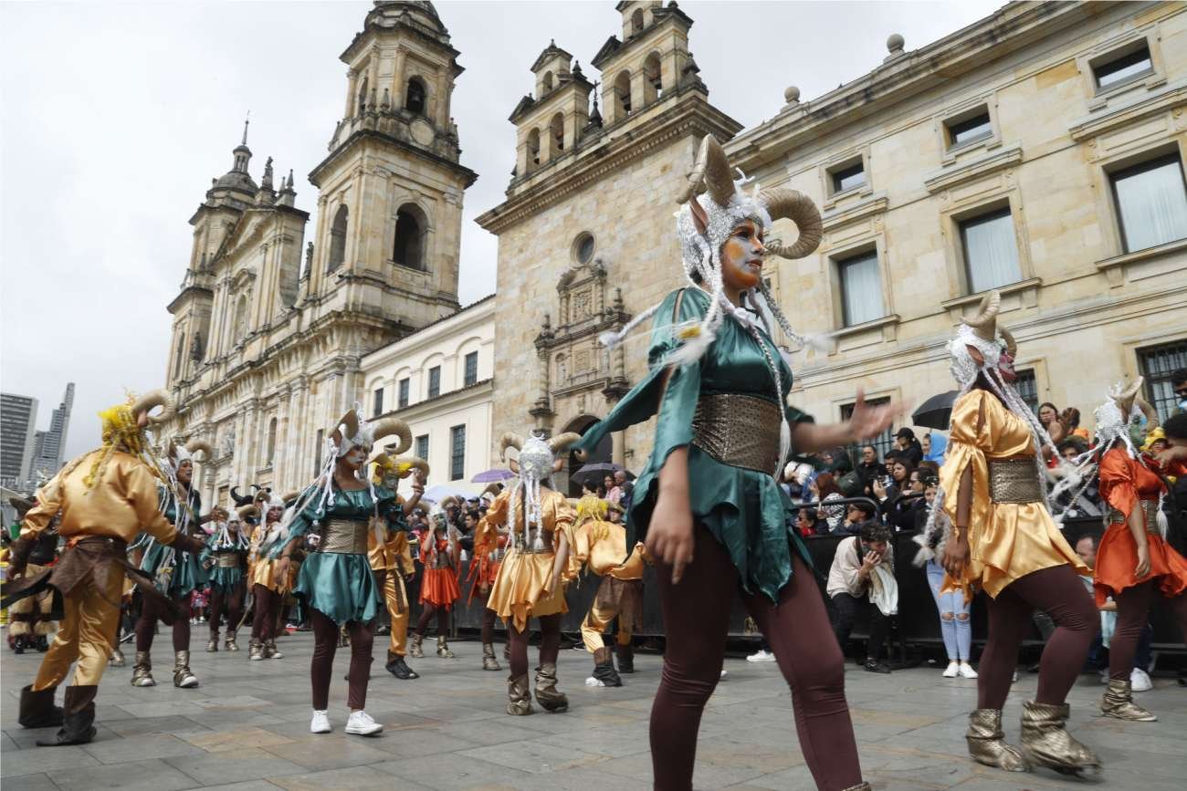 Un grupo de artistas teatrales desfilan disfrazados por el centro de Bogotá