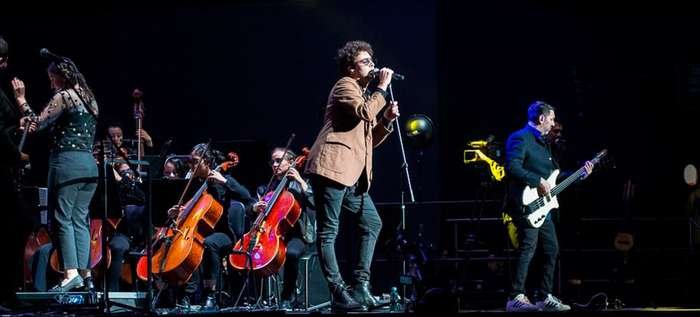 El artista chileno Cristóbal Micaly en el escenario emulando a Gustavo Cerati interpretando las canciones de Soda Stereo junto a la Orquesta Filarmónica.