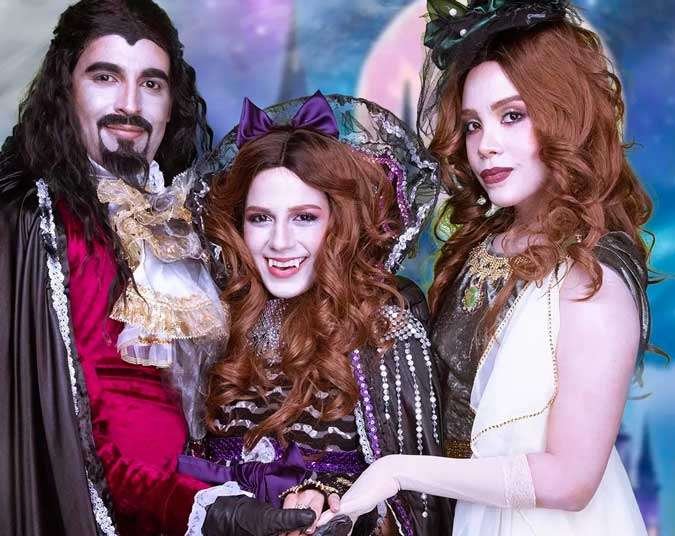 Conde drácula, su hija en el centro y al lado su esposa, póster de la obra teatral "Una historia de amor en Transilvania".