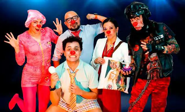 Miembros de la obra teatral Humanamente Payasos posando. Ellos se van a presentar para celebrar el Día de la Madre.
