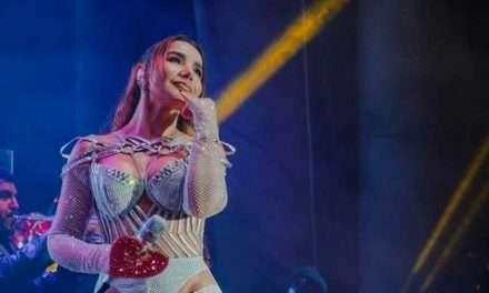 Paola Jara causó alboroto con atrevido enterizo