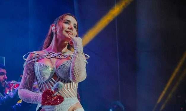 Paola Jara causó alboroto con atrevido enterizo