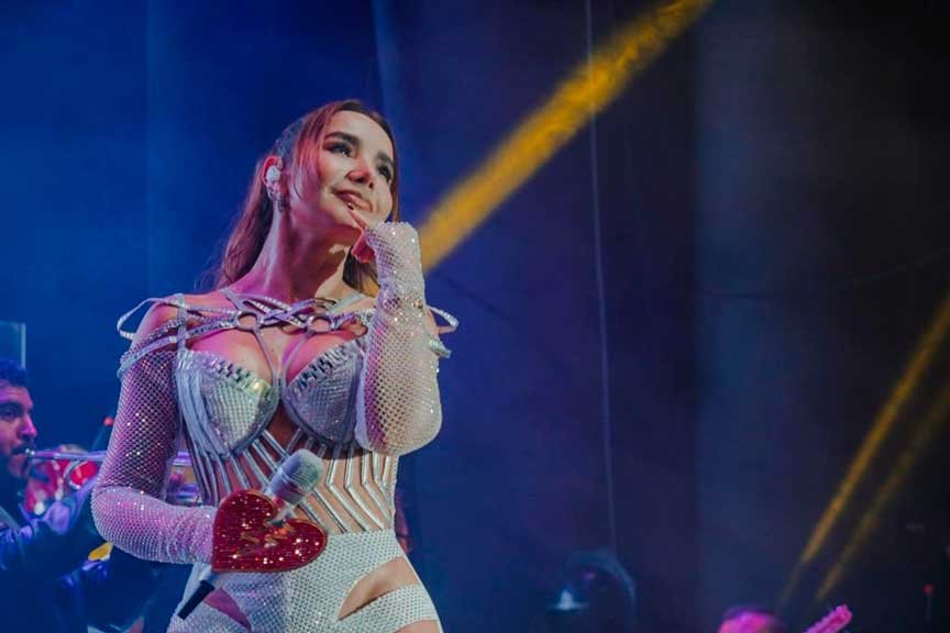 Paola Jara causó alboroto con atrevido enterizo