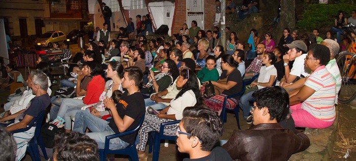 Varias personas reunir en Cine en la loma de la Cruz