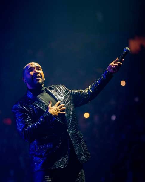 Don Omar, artista de reguetón, cantando en un concierto.