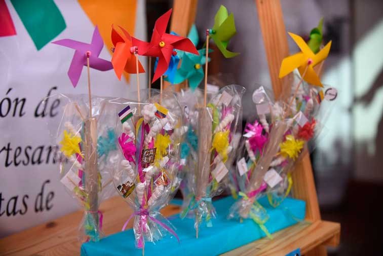Imagen de las macetas o dulce de alfañique, en el marco del Festival de Macetas que se realiza en Cali, Colombia.